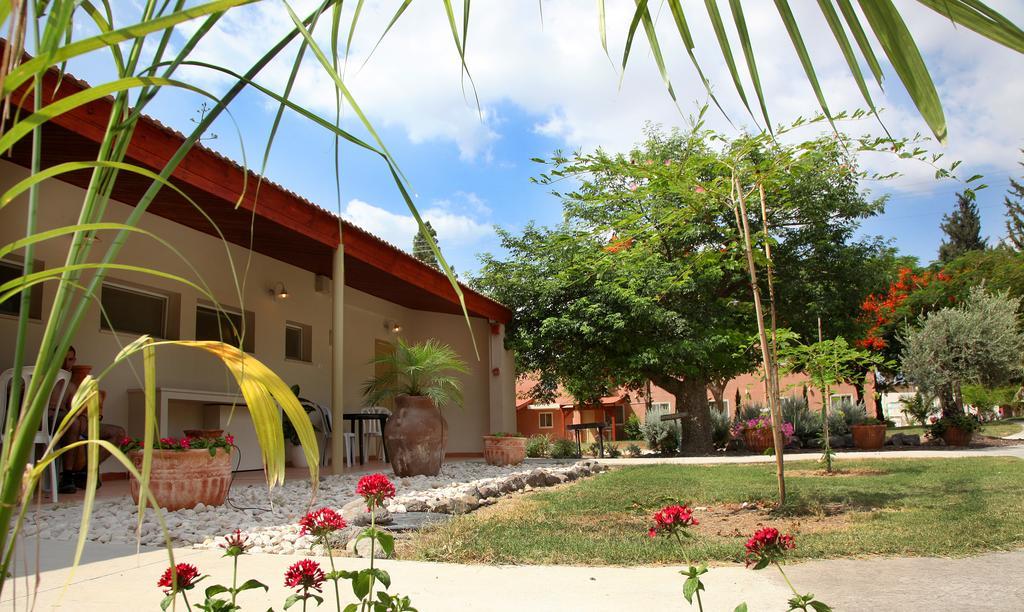 Shaar Hagolan Kibbutz Country Lodging Extérieur photo