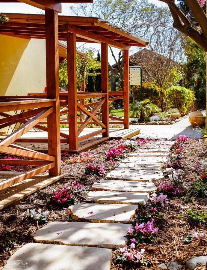 Shaar Hagolan Kibbutz Country Lodging Extérieur photo